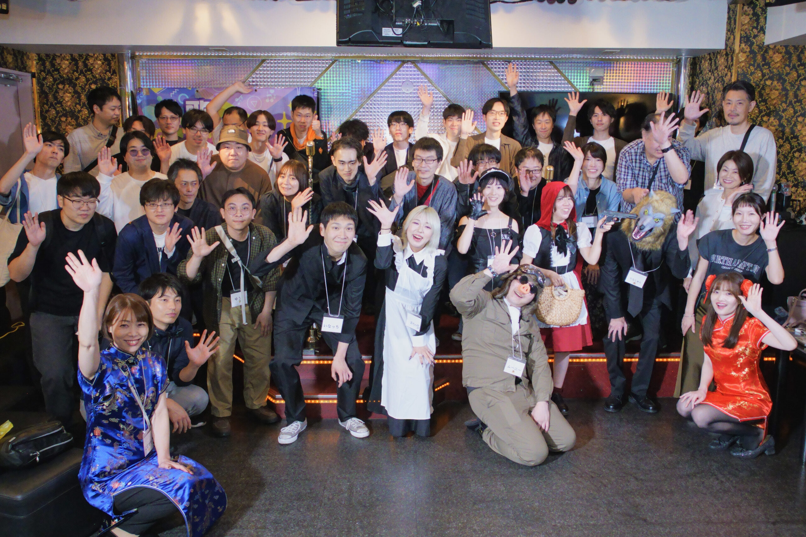 仮装も楽しむグッ会のカラオケ交流イベント集合写真