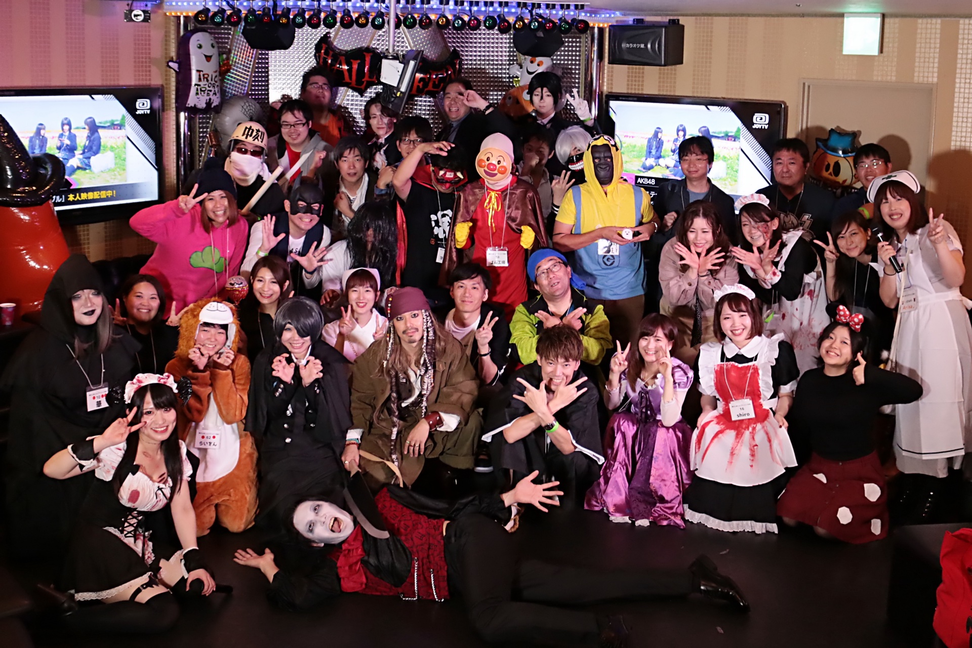 仮装と笑顔で楽しむグッ会のハロウィーンイベントの集合写真